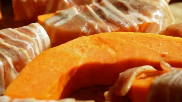 Tranches Citrouille Enveloppées Bacon Prêtes Cuire Macro Gros Plan Caméra — Video