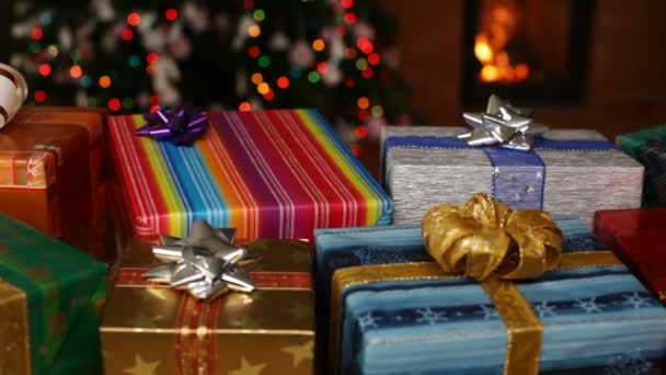 Molti Regali Natale Davanti Camino Luci Sfocate Sull Albero Natale — Video Stock