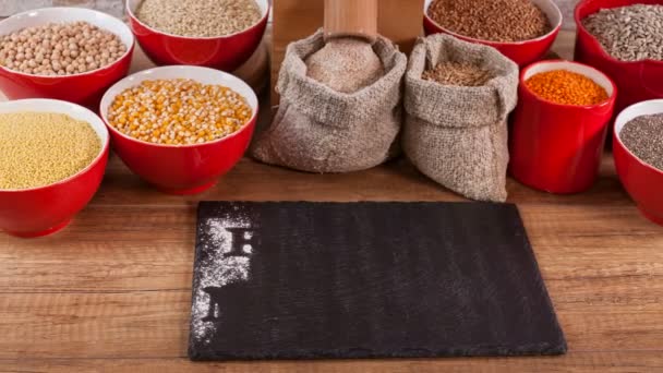 Concetto Alimentazione Pulita Cereali Integrali Mulino Intorno Cane Impiccato Nero — Video Stock