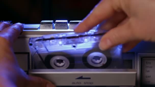 妇女手放置一个紧凑的音乐盒式磁带在旧的复古播放器和按下播放按钮 特写镜头 相机倾斜下来 — 图库视频影像