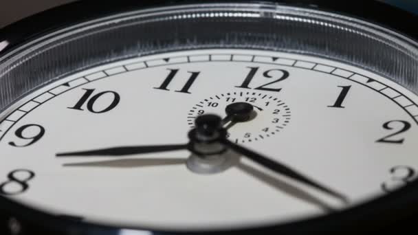 Primer Plano Cara Reloj Giratorio Lento Con Manecillas Reloj Movimiento — Vídeo de stock