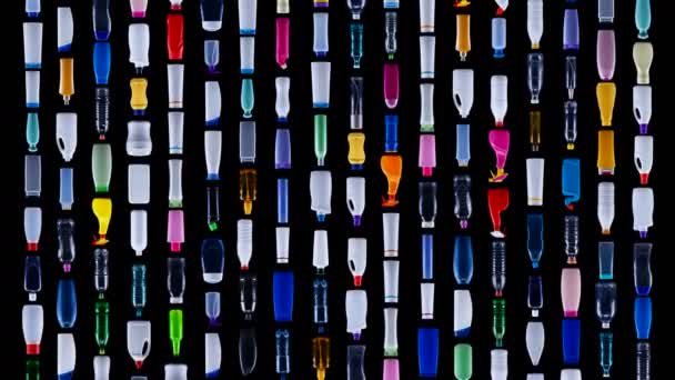 Basura Como Una Amenaza Para Nuestro Mundo Botellas Plástico Deslizándose — Vídeo de stock