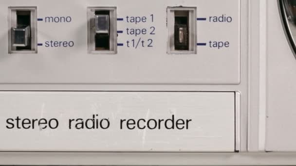 复古音乐播放器播放紧凑型录音带盒式磁带 与老式按钮 计数器和旋转卷轴 相机滑动 特写镜头 — 图库视频影像