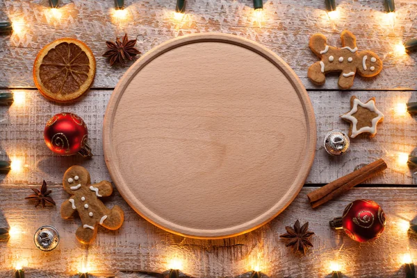 クリスマスとホリデー シーズン クリスマスの飾り クッキー テーブルの上の食材と木製プレート上センターにコピー スペースを準備 — ストック写真