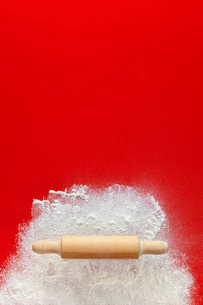 Rrolling Pin Flour Red Table Vivid Scarlet Background Large Copy — Stock Photo, Image