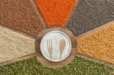 Sağlıklı ve çeşitli beslenme - renkli taneleri çevreleyen 