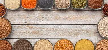 Çeşitli tohum ve hububat kase eski bir ahşap tahta tabl çerçeve