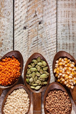 Ahşap Kaşık çeşitli renkli tahıl ve tohumlar-yakın çekim