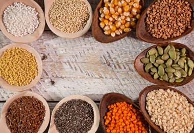 Glutensiz diyet için renkli tahıl ve tohumlar