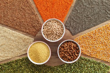 Renkli tahıllar ve tohumlar - sağlıklı seçim çeşitli elyaf gıda