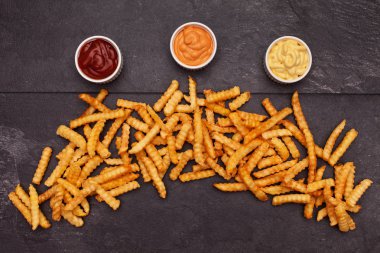 Sos çeşidi ile koyu kayrak masada patates kızartması