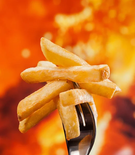 포크에 붙어 맛있는 감자 튀김 - 화재 배경 — 스톡 사진