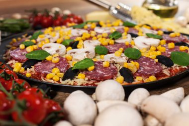 Taze pizza etrafında tüm malzemeyi ile pişirilmeye hazır