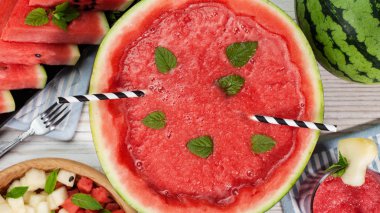 Yarım karpuz oyulmuş ve kavun suyu smoothie ile doldurulmuş 