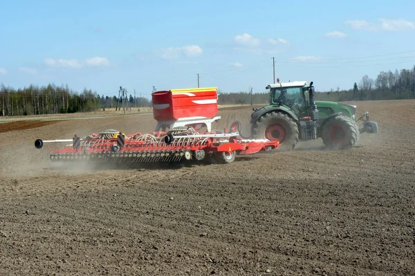 Bahar Ekim Letonya alanlarında çalışır.