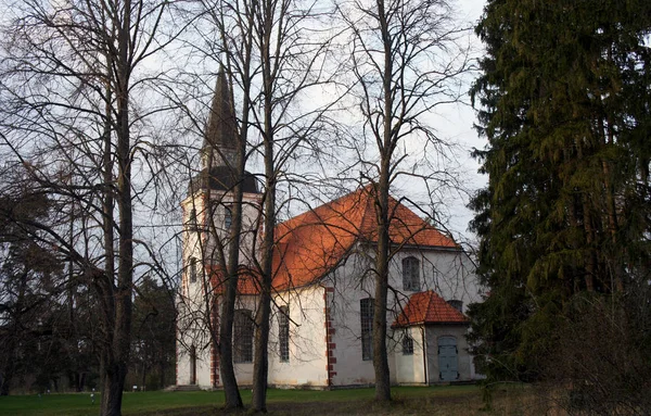 Landsbygdens Kyrkan Bland Träden Lettland — Stockfoto