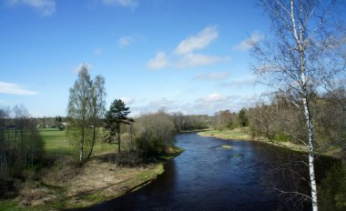 Orta Spring.Salaca River ulaşır. Letonya.