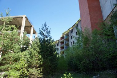 Bitmemiş bir otel orman içinde terk edilmiş binada. Letonya.