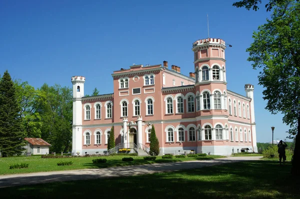 Güneşli bir gün birini kalede. Letonya.