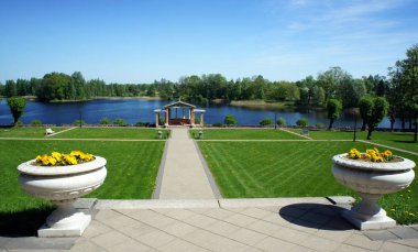  Birini kale adımları gölden görünümünü.