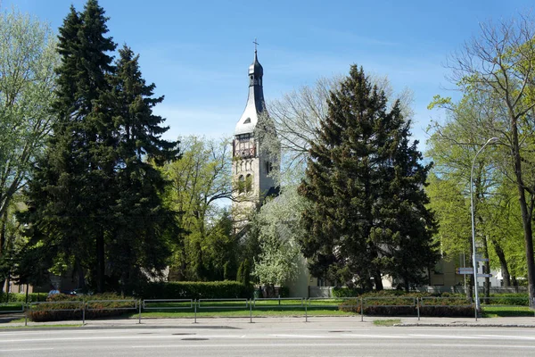 Jurmala bahar sokak. Dubulti.Latvia Kilisesi'nin Kulesi.