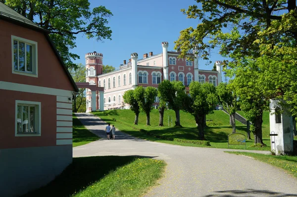 Letonya kırsal manzara. Parkta eski kalenin girişine.