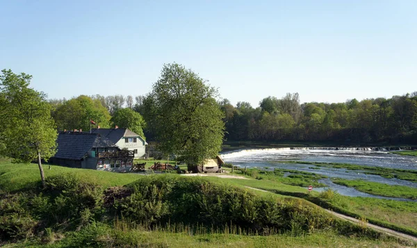 Latvia.Venta Nehri'nin kırsal manzara.
