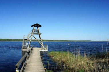 Gözetleme kulesi üzerinde göl Slokas Kemeri Milli Parkı içinde.