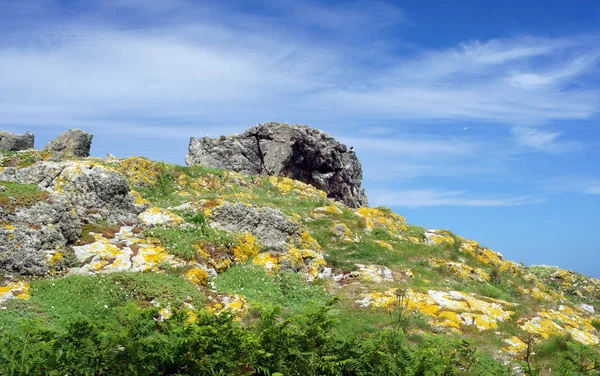 Eski taş yosun kaplı üzerinde Ireland.Blue gökyüzü manzara.