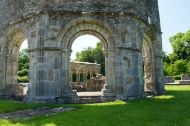 Lavabo Mellifont Abbey korunmuş kemerli parçası .