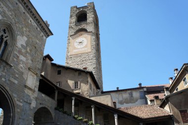 Italy.Bergamo.Campanone-12. yüzyıl kulesi doğal manzaralı.