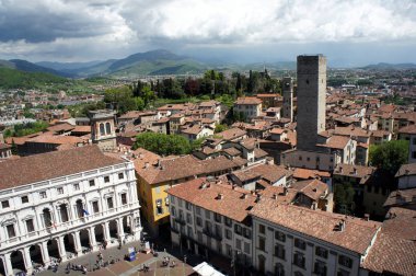 Citta Alta.The eski kasaba Bergamo. Görüntüle Campanone kuleden.