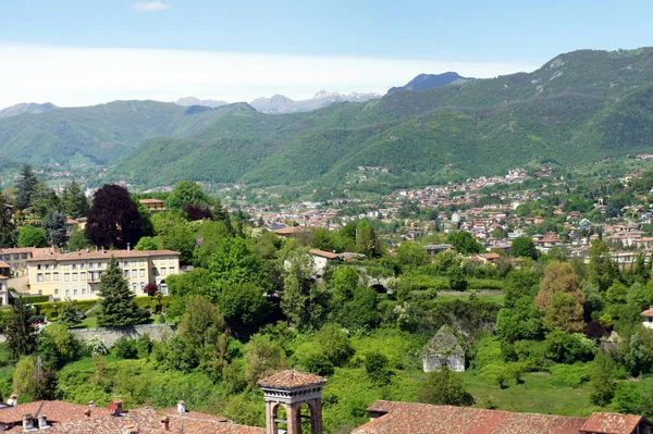 Görme Bergamo.Italy. Campanone kuleden çevreleyen dağların.