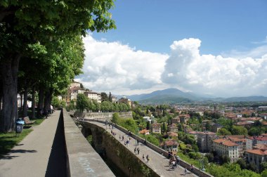 Üst şehir ve Bergamo.Italy alt şehir.