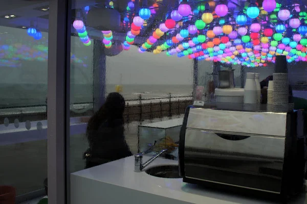 Fırtınalı denize sıfır sahil kafe.