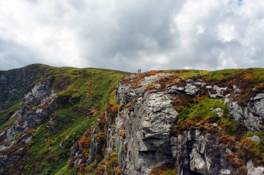 Ireland.Luggala ya da süslü Mountain.Climbers hazırlamak için eğitim bir dik duvara.