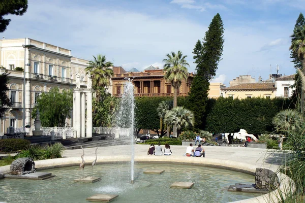 Sicilië Catania Mensen Hebben Een Rust Het Park Buurt Van — Stockfoto