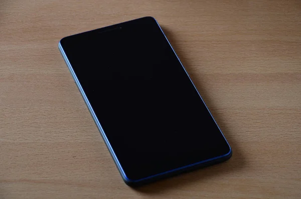 Bir Ahşap Masa Tablet Masanın Üzerine Siyah Tablet Tablet Bilgisayarda — Stok fotoğraf