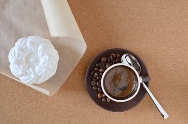 Parşömen ve mantar peçete krom kaşık ile espresso kahve taze beze kek.