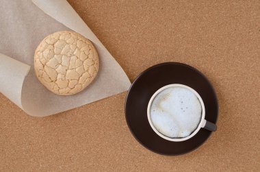 Mantar peçeteüzerinde parşömen ve kapuçino kahve sehpa.