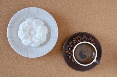 Mantar peçete sinin üstünde espresso kahve ve taze beze.