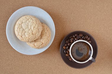 Mantar peçete sinin üstünde espresso kahve ve taze beze.