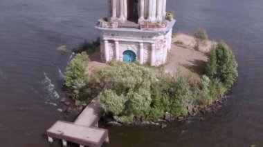 Ünlü sular altında çan kulesi, Kalyazin Tver Oblastı Rusya, havadan görünümü. Güzel St Nicholas Katedrali, Kalyazin şehir. Sular altında çan Kilisesi bir parçasıdır. Volga Nehri'nin su terk edilmiş eski kilisede