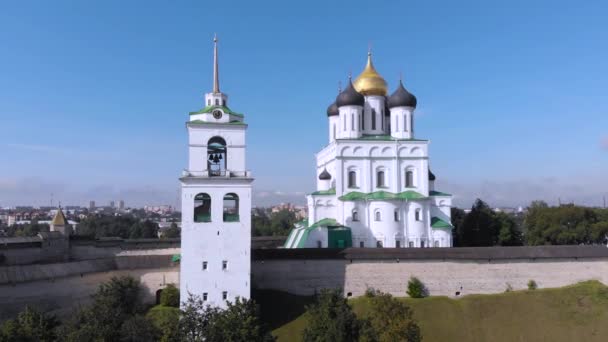 三位一体大聖堂 ヨーロッパ ロシアのプスコフのクレムリン プスコフのクレムリンとトリニティ大聖堂教会ロシアの都市の空撮 市のパノラマ景観 ヴェリーカヤ川の堤防 有名な場所 — ストック動画
