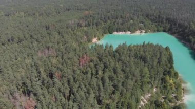 Hava güzel göl mavi turkuaz ile açık görüş su ve yeşil orman güneşli yaz gününde Beyaz Rusya'da. Hava uçuş ormanlık hill ve mavi göl üzerinde. Doğal yaz manzara orman