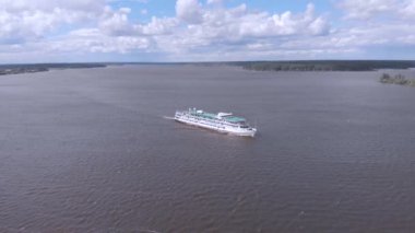 Havadan görünümü beyaz lüks Volga Nehri üzerinde defne hava uçuş aracılığıyla bağlantı noktasından üzerinde yaz güneşli gün seyahat tatil kavramı Nehri üzerinde seyir tekne büyük yolcu gemisi cruise yelken gemisi