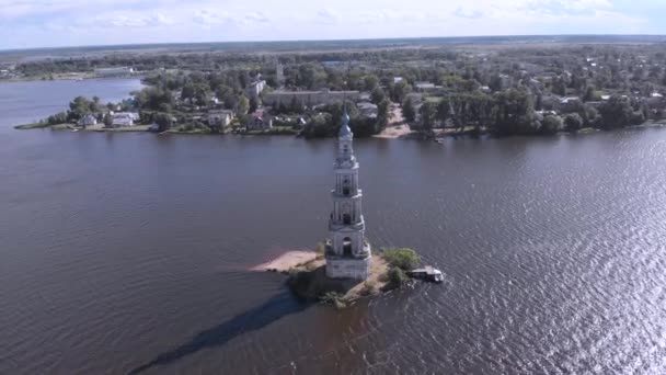 有名な浸水ベル タワー カリャージン トヴェリ州ロシア上空表示 美しい聖ニコラス大聖堂 カリャージン市 浸水の鐘楼は 教会の一部です ヴォルガ川の水に放棄された古代教会 — ストック動画