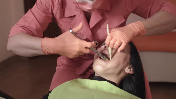 Стоматолог делает обезболивающее — стоковое видео