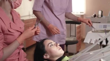 Diş hekimi bir anestezik enjeksiyon hazırlar