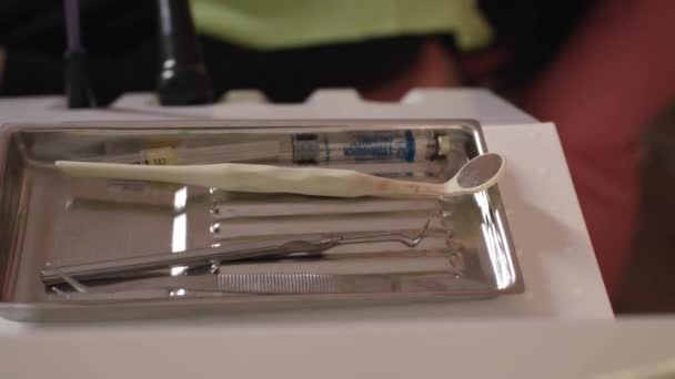 Il dentista prepara un'iniezione anestetica — Video Stock